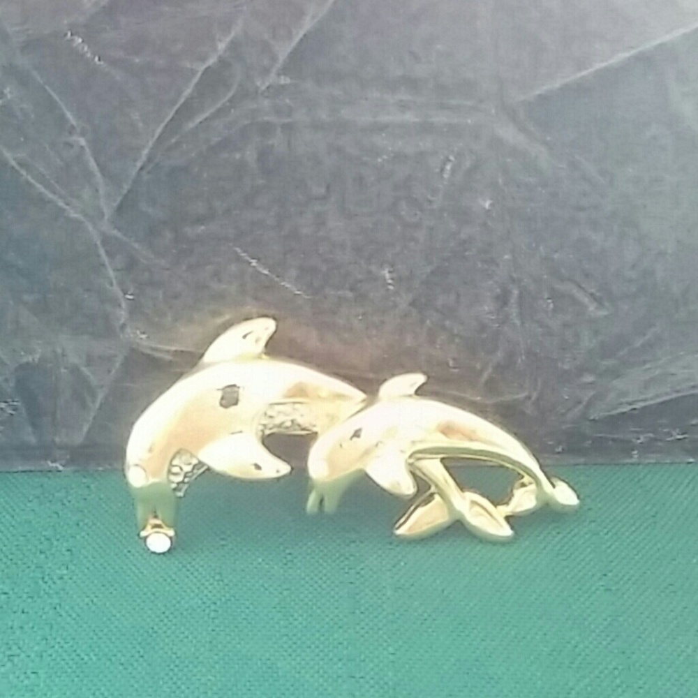 Scarf/coat/hat dolphin pin